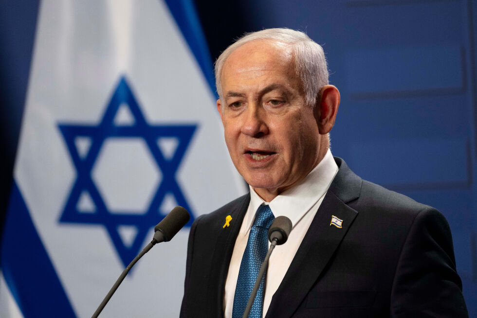 Benjamin Netanyahu har beordret en sterk respons på angrepet fra Hamas natt til mandag.
 Foto: NTB/AP/Denes Erdos
