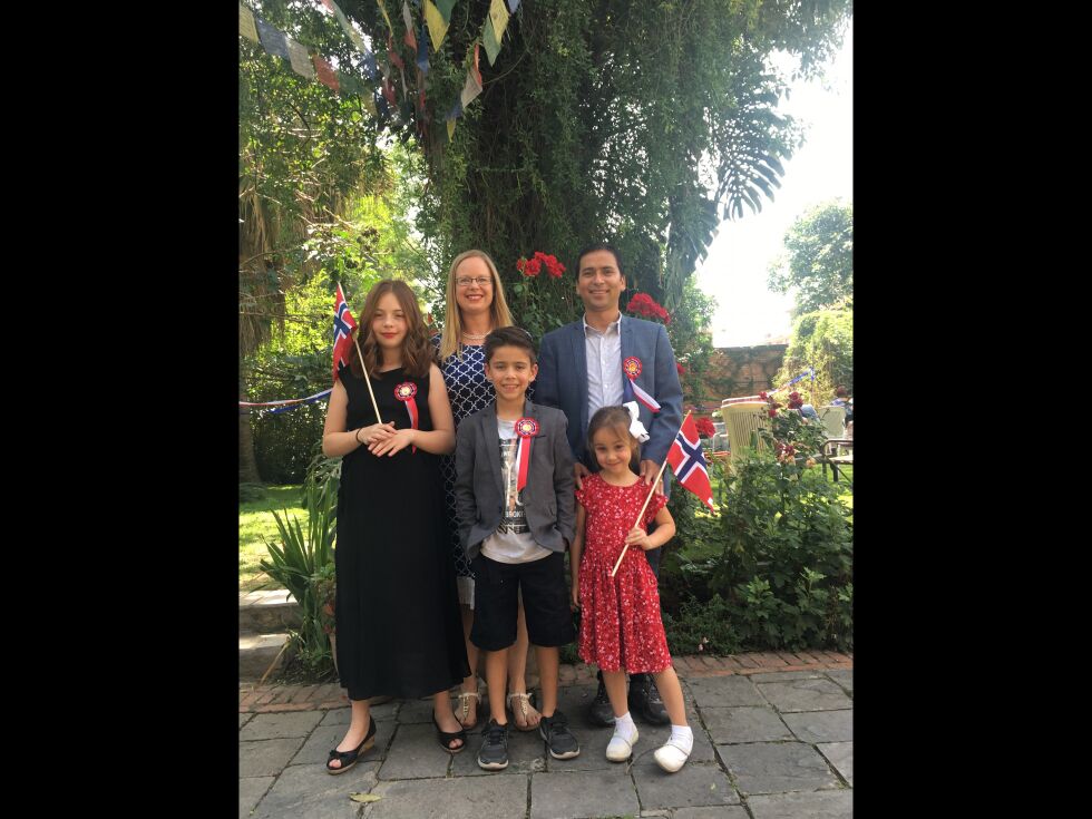 FAMILIE: Anne Lise Khadka og Sudip Khadka med barna, Rebecca, Samuel og Sarah. Familien føler seg norsk, selv i Nepal.
 Foto: Privat