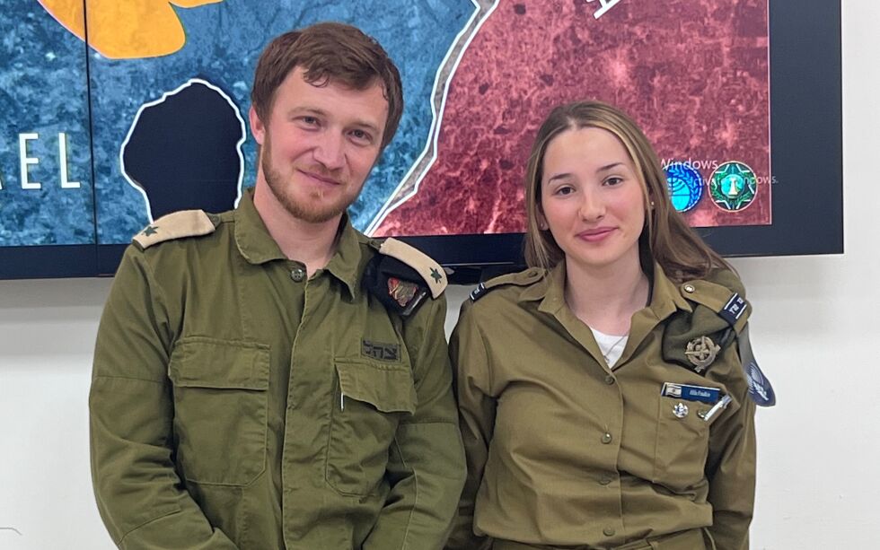 ORIENTERTE: Hila og David ved IDFs talsmannkontor holdt en orientering for Norge IDAG og reisefølget fra Africa-Israel Initiative.
 Foto: Trine O. Hansen