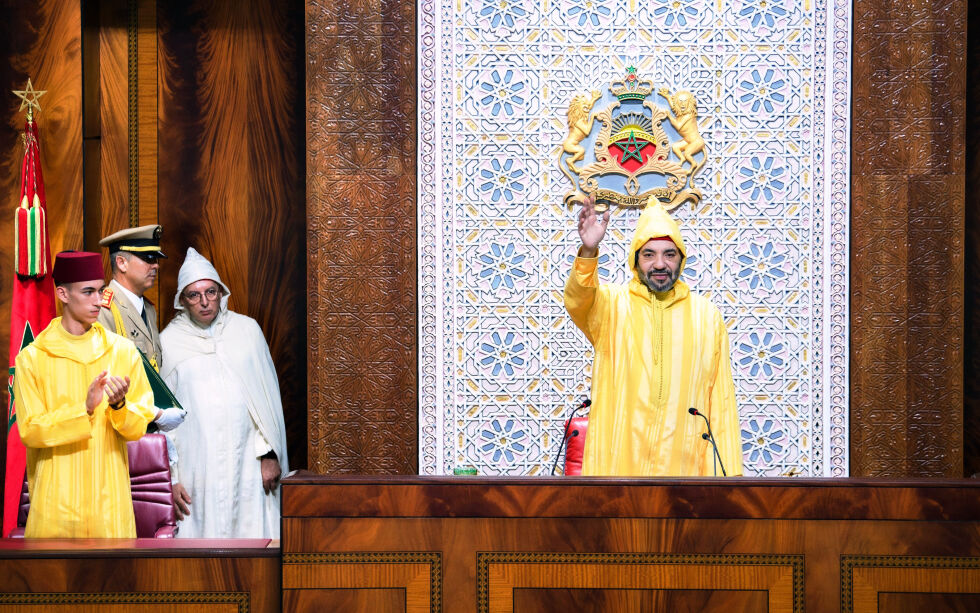 Kong Mohammed VI, under åpningen av det marokkanske parlamentet i Rabat, 14. oktober 2022. Kronprins Moulay Hassan applauderer til venstre i bildet.
 Foto: Moroccan Royal Palace via AP/NTB