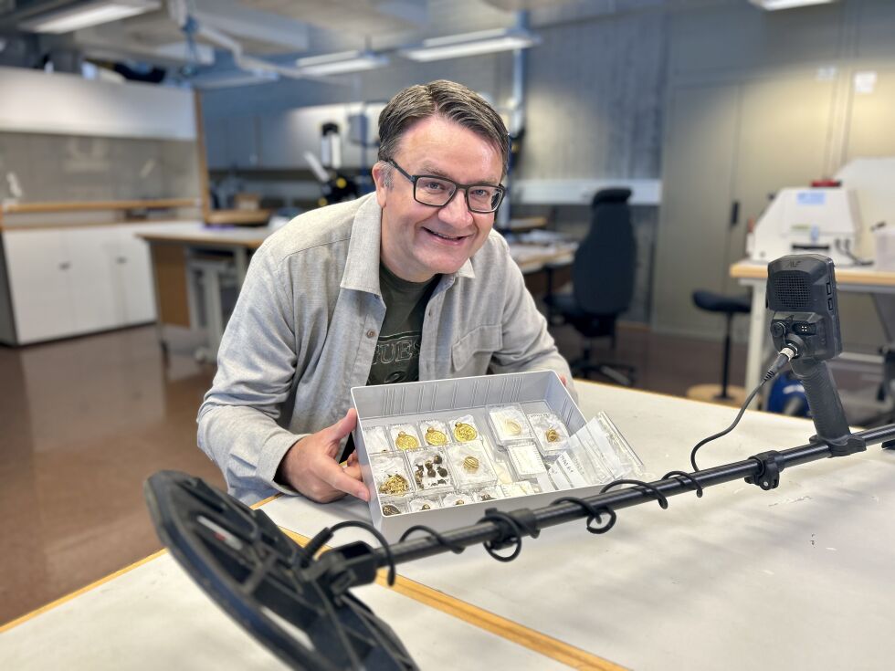 En storfornøyd Erlend Bore, som etter å ha funnet en tiøring og en brusboks, nærmest ramlet over en av de største gullskattene som er funnet de siste 100 år.
 Foto: Anniken Celine Berger, Arkeologisk museum, UiS / NTB