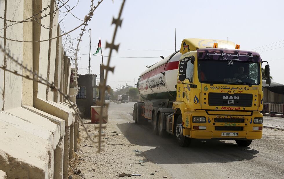 En lastebil med drivstoff krysser grenseovergangen Kerem Shalom etter at den ble gjenåpnet. Foto: Adel Hana / AP / NTB scanpix.