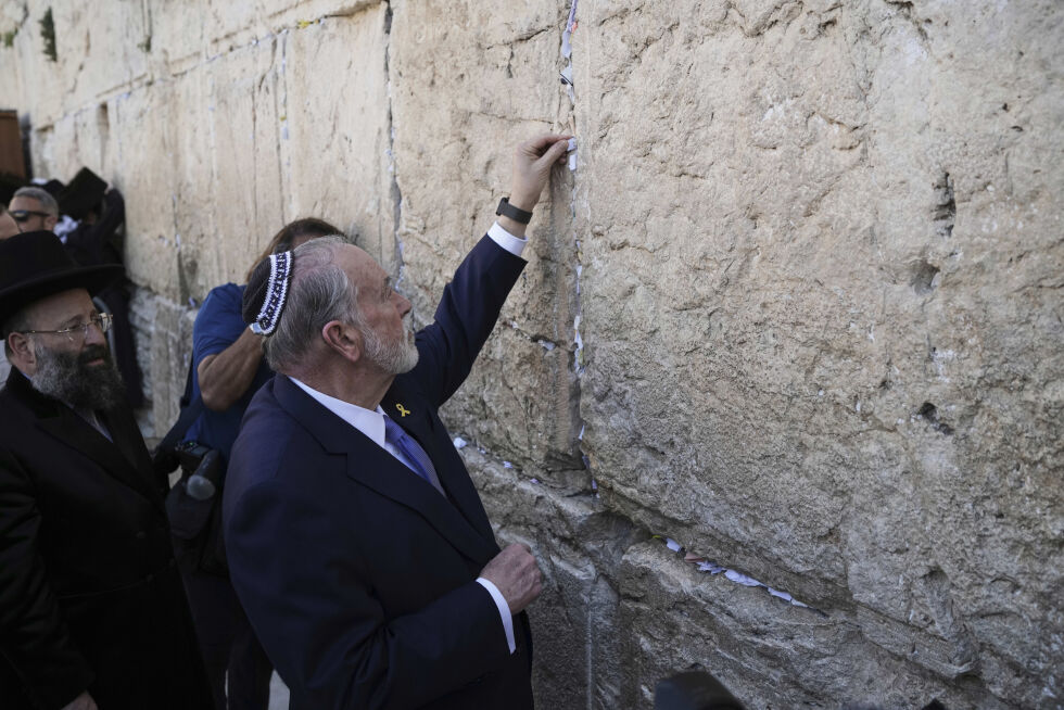 USAs ambassadør til Israel, Mike Huckabee, plasserte president Donald Trumps papirlapp i muren.
 Foto: Leo Correa / AP / NTB