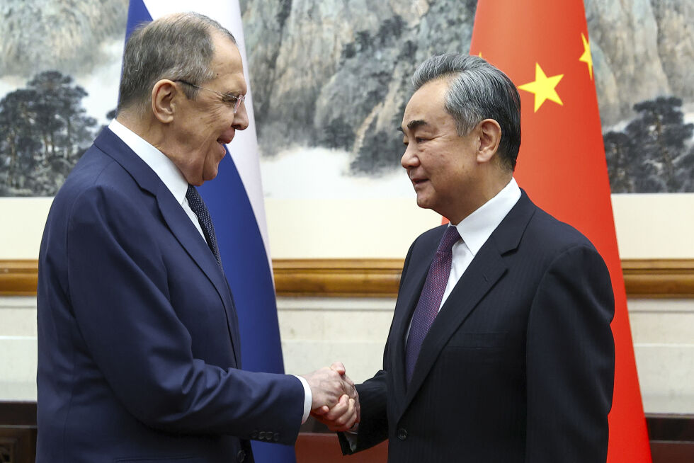 Russlands utenriksminister Sergej Lavrov og Kinas utenriksminister Wang Yi i Beijing, 9. april 2024.
 Foto: Det russiske utenriksdepartementets pressetjeneste via AP/NTB.