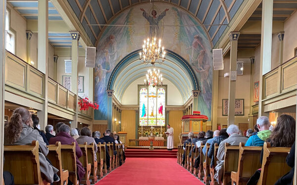 Fullt hus i Fjell kyrkje 1. påskedag