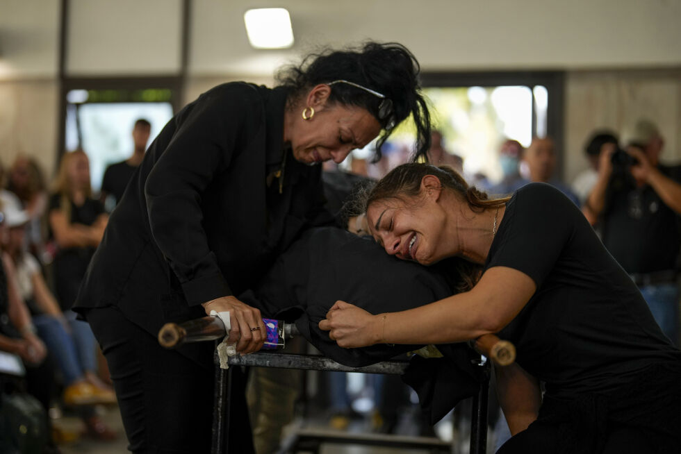 Sørgende under begravelsen av Mapal Adam i Tel Aviv, onsdag 11. oktober 2023.
 Foto: AP Photo/Francisco Seco/NTB.