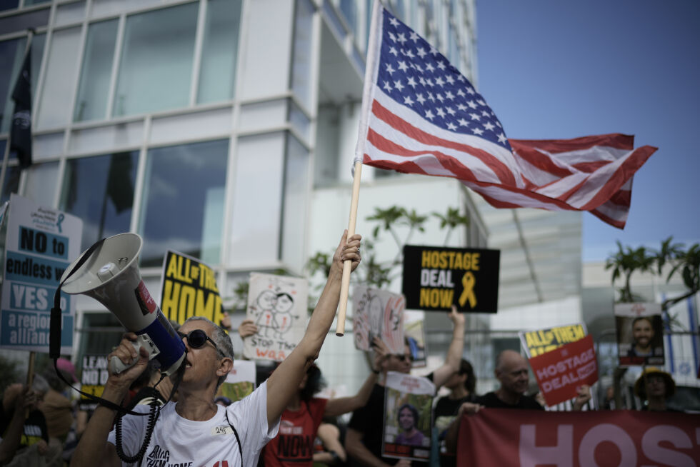 DEMONSTRERTE: Familier og tilhengere av israelske gisler som er fanget av Hamas i Gaza, i en protest utenfor møter med USAs utenriksminister Antony Blinken i Tel Aviv, Israel.
 Foto: NTB/AP