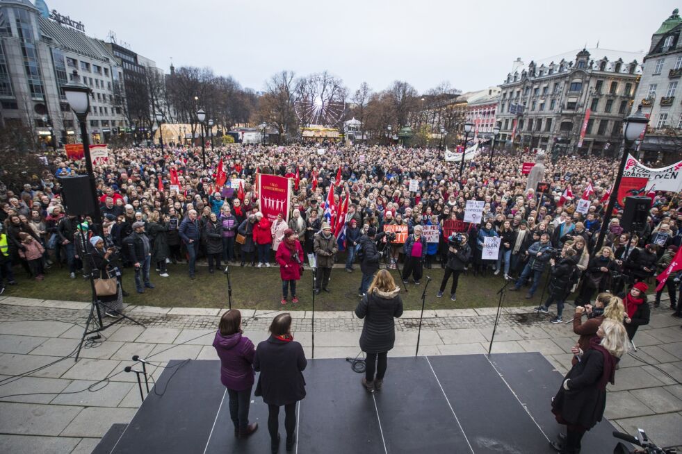 Lørdag 17. november ble det demonstrert for å beholde dagens abortlov i 33 norske byer. Her fra demonstrasjonen foran Stortinget i Oslo. Foto: Trond Reidar Teigen / NTB scanpix