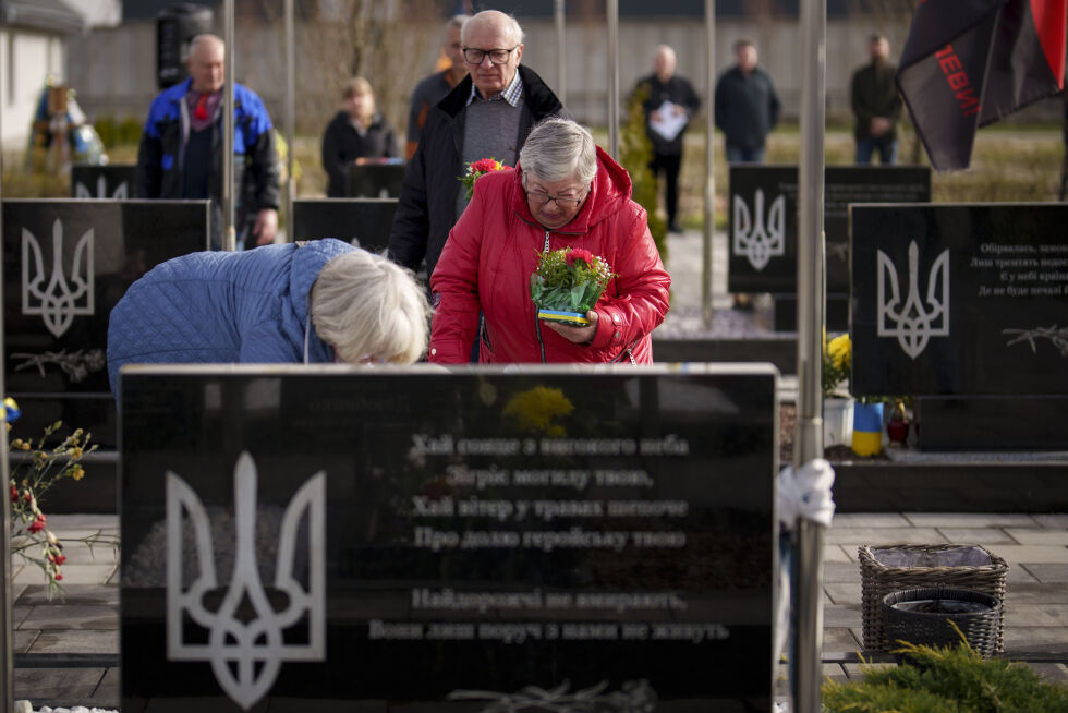 Kvinner plasserer blomster på graven til en ukrainsk soldat under en minneseremoni for ofrene for den russiske okkupasjonen av Butsja utenfor Kyiv. Søndag ble toårsdagen for frigjøringen av byen markert. Russerne etterlot seg hundrevis av døde sivile i gatene og i massegraver da de trakk seg ut av byen.
 Foto: Vadim Ghirda / AP / NTB