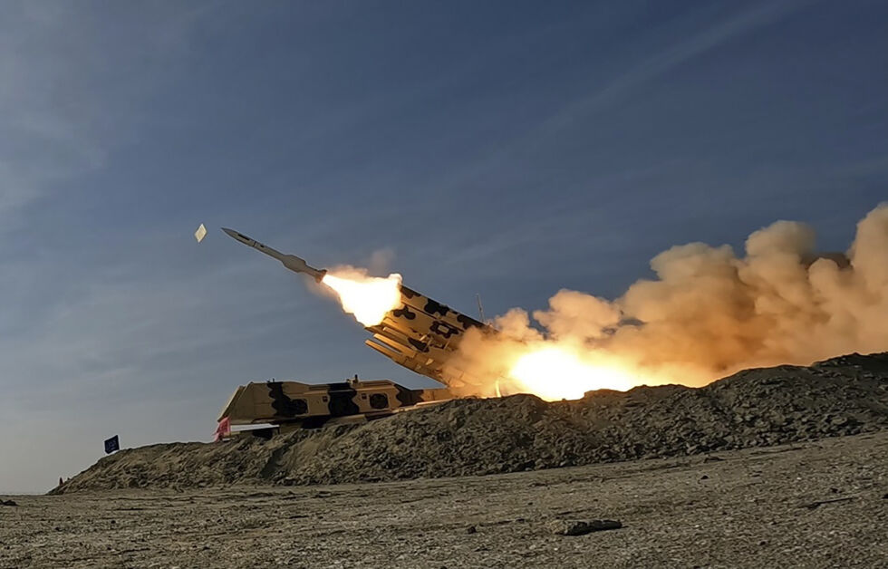På dette bildet utgitt av den iranske hæren fredag ​​19. januar 2024, skytes et missil opp under en militærøvelse i det sørlige Iran.
 Foto: Den iranske hæren via AP/NTB