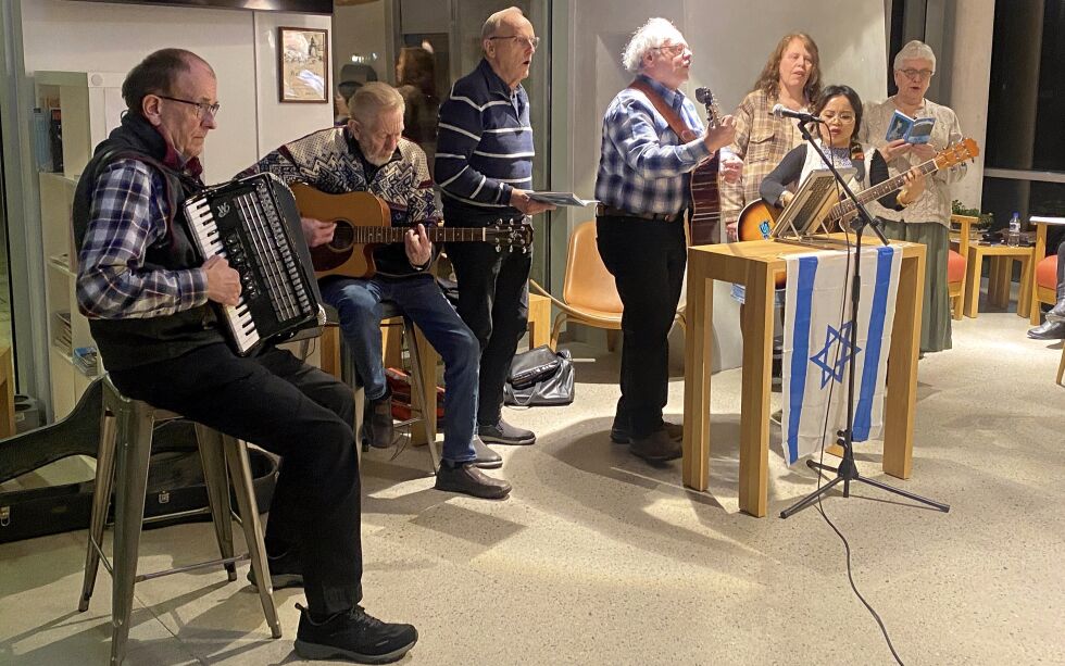 GLADSANG: En sanggruppe med gitar og trekkspill åpnet møtet i Kulturtorvet med full begeistring.
 Foto: Dag Buhagen