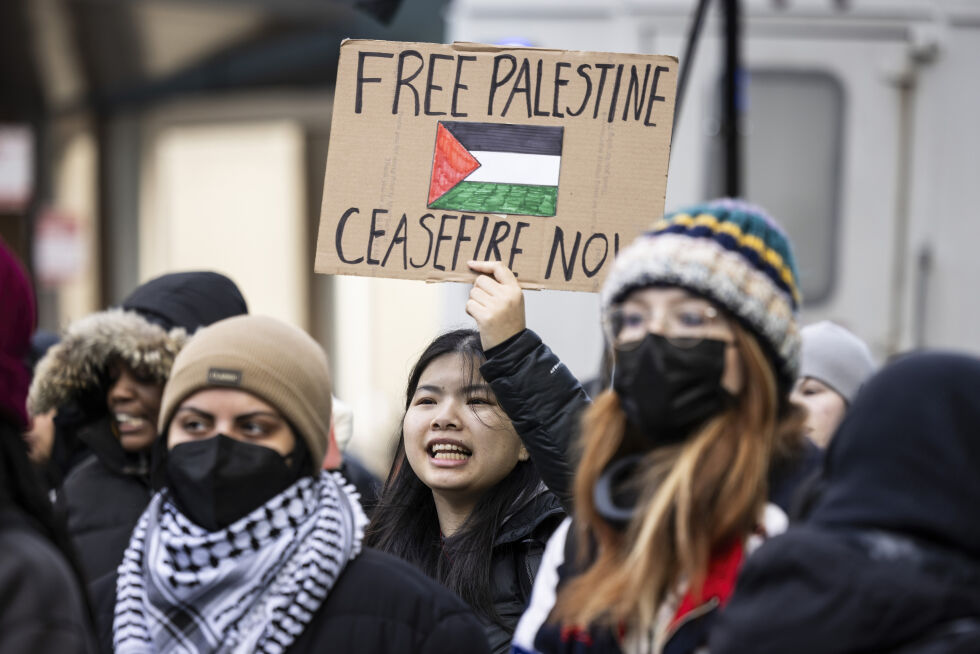 Studenter demonstrere mot Israel ved Universitetet i llinois, Chicago, 11. januar 2024. En ny rapport avslører at flere av USAs mest presigefylte høyskoler og universiteter har mottatt milliardbeløp av diktaturer som Qatar og Kina.
 Foto: Ashlee Rezin/Chicago Sun-Times via AP/NTB.