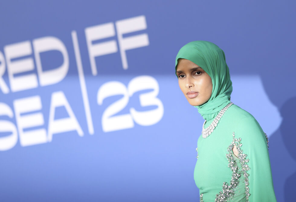 Rawdah Mohamed poserer for fotografene ved ankomst til filmfestivalen i Cannes, 25. mai 2023.
 Foto: Vianney Le Caer/Invision/AP/NTB.