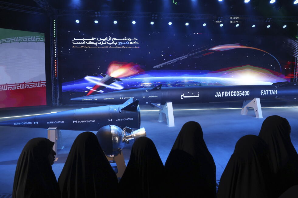 IRANS HYPERSONISKE MISSIL: Fattah-missilet ble offentliggjort på en seremoni i Teheran tirsdag 6. juni 2023.
 Foto: Hossein Zohrevand/Tasnim News Agency via AP/NTB