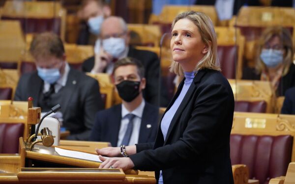 Listhaug ber Abid Raja om å komme på banen