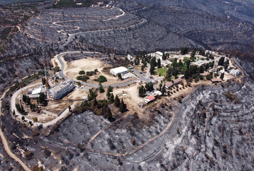Fotografen som ved hjelp av drone tok dette svært beskrivende bildet av Jerusalem Senter for psykisk helse, Eitanim Kfar Shaul, bruker selv ordet "mirakuløst" når han deler sine opplevelser etter den enorme skogbrannen.
 Foto: Gilad Tidhar