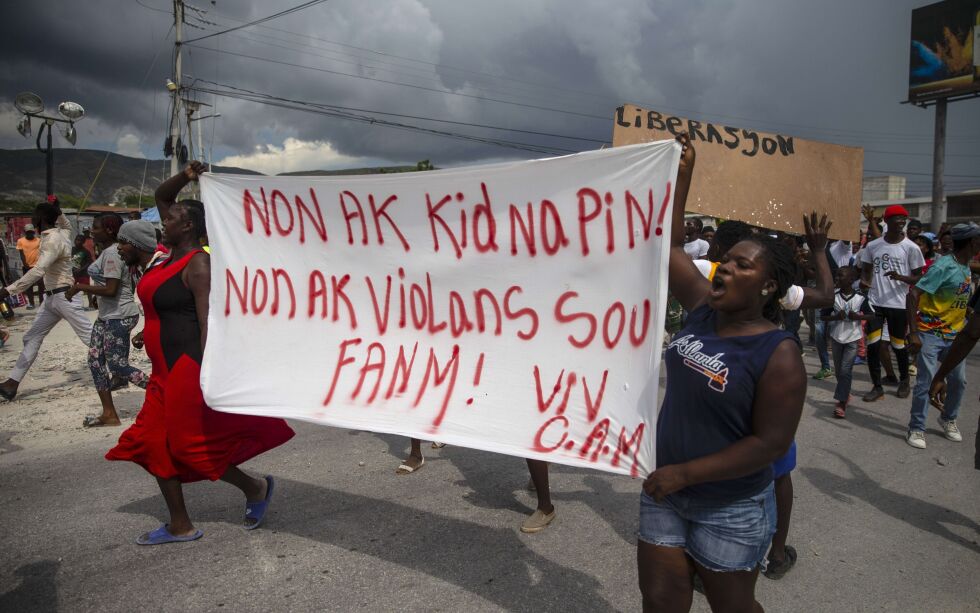 Demonstranter i Titanyen nord for Port-au-Prince tirsdag med et banner med påskriften «nei til kidnappinger, nei til vold mot kvinner. Lenge leve kristne misjonærer».
 Foto: Joseph Odelyn / AP / NTB