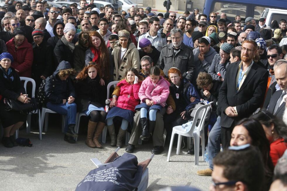 Begravelsen: Bildet er fra begravelsen til seksbarnsmoren Dafna Meir, som ble drept i et terrorangrep.