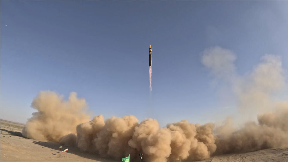 På dette bildet utgitt av det iranske forsvarsdepartementet torsdag 25. mai 2023, skytes Khorramshahr-4-missilet opp på et ikke avslørt sted i
 Iran.
 Foto: NTB/AP