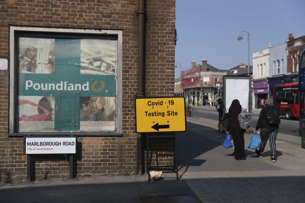 KORONA: Et skilt mot en teststasjon for korona-viruset i Marlborough Road, Southampton, England. Ilustrasjonsfoto.
 Foto: AP / NTB Scanpix