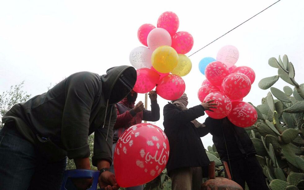 Terrorister fra Hamas forbereder seg på å sende ballonger med brann- og eksplosive enheter inn over grensen til Israel.
 Foto: Majdi Fathi/TPS
