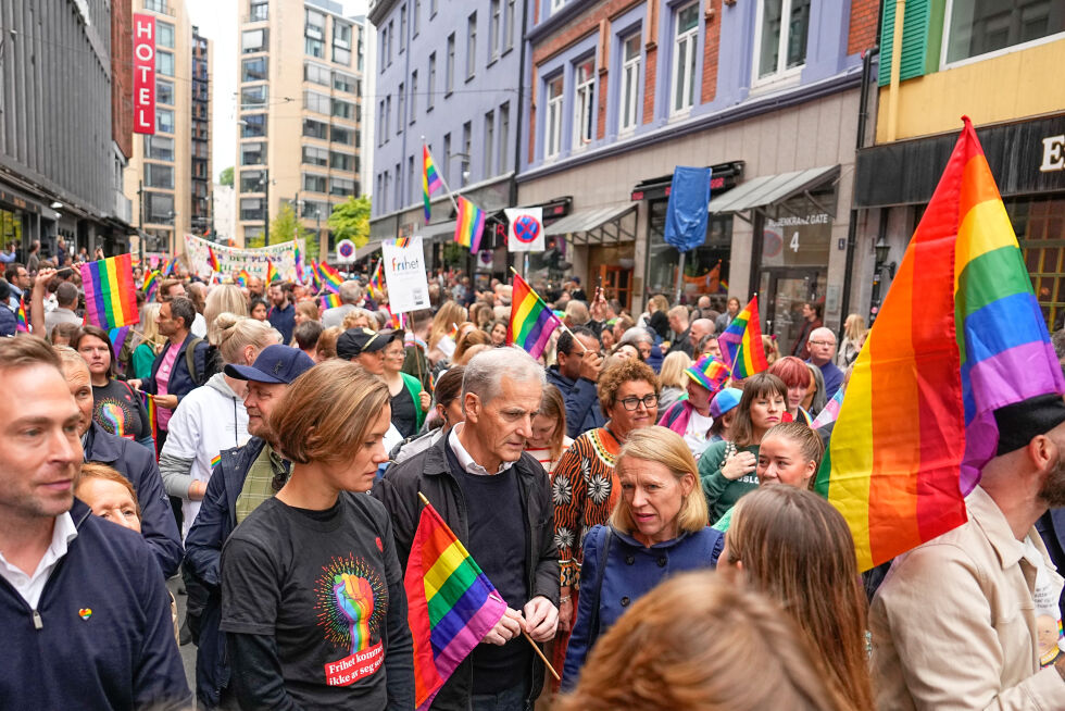 Oslo: Statsminister Jonas Gahr Støre deltar i regnbuetog, sammen med en rekke politikere, arrangert av Oslo Pride.
 Foto: Beate Oma Dahle / NTB