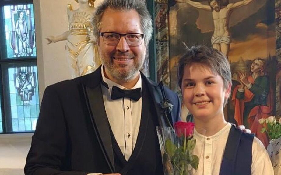 Benjamin Sabbah (13) vant gavesjekk på 15.000 kroner og fikk Arvie Tellefsen stipend. Her sammen med sin far Daniel Sabbah i Stavern kirke.
 Foto: Privat