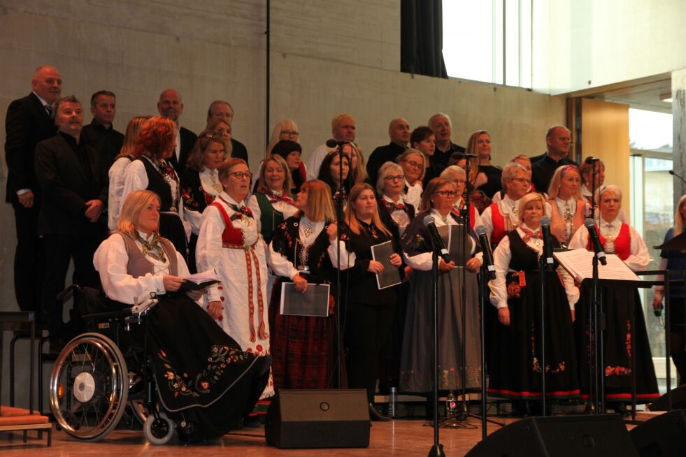 Voksenkoret Kroall sang i innvielsen av nye Flekkerøy kirke 1. søndag i advent.
 Foto: Agnar Klungland