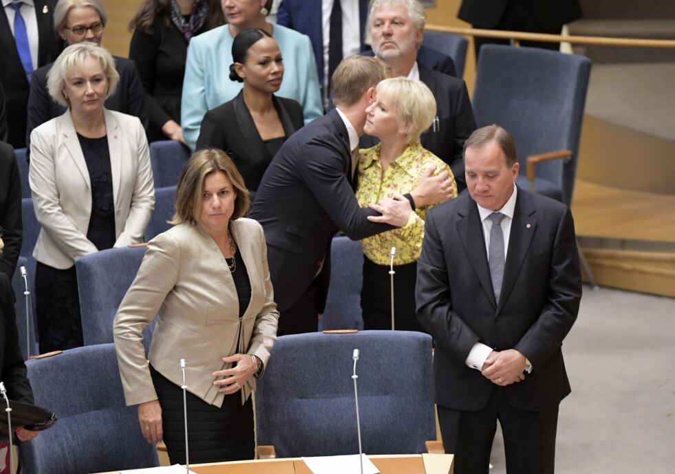 Isabella Lövin fra Miljöpartiet (t.v.) og Stefan Löfven fra Socialdemokraterna (t.h.) under statsministeravstemningen i Riksdagen. Foto: Anders Wiklund / TT / NTB scanpix