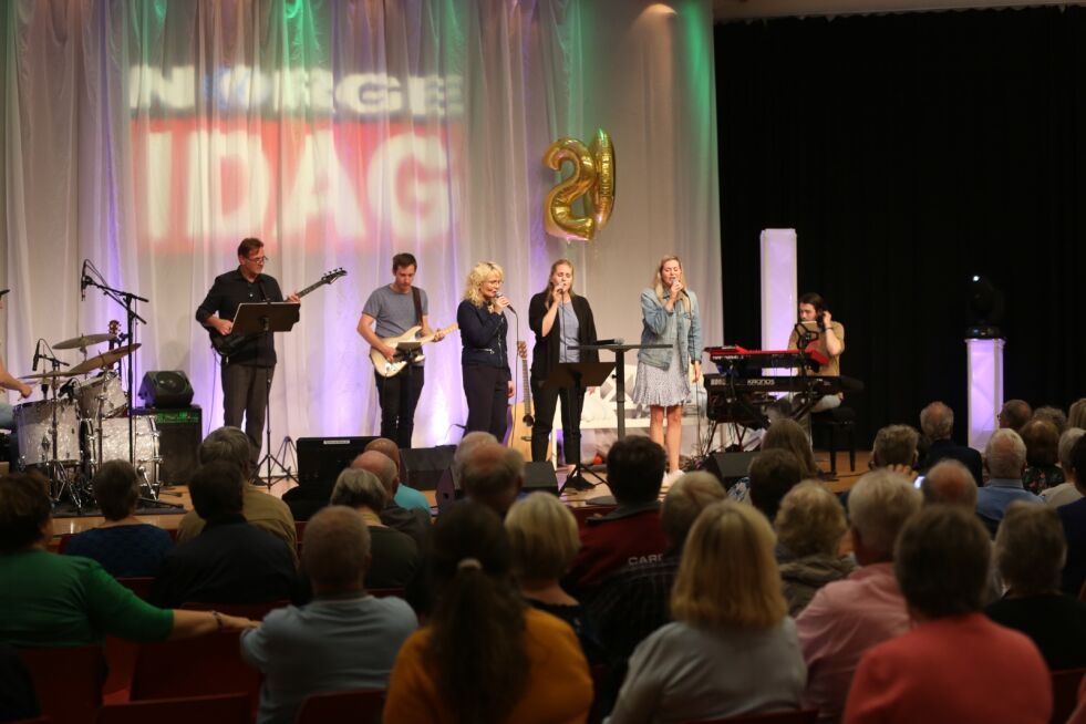 Familien Sissi og Johannes Kringlebotn leder an i sang på Norge IDAGs jubileumsmøte fredag kveld på Bildøy.
 Foto: Tor-Bjørn Nordgaard