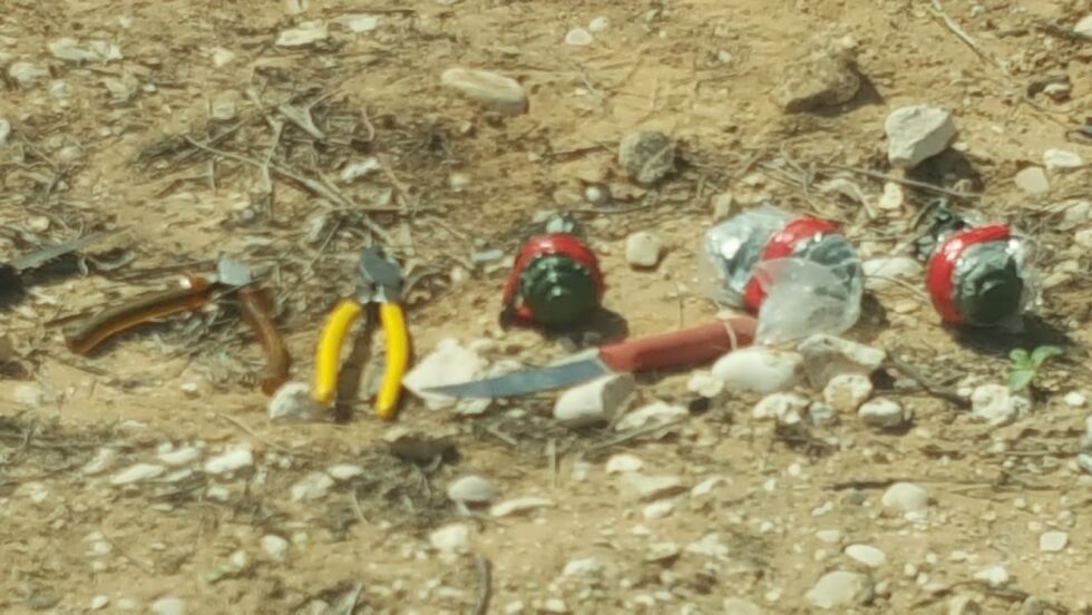 BEVÆPNET: Dette er kniver, granater og tenger brukt til å kutte grensegjerdet, som mennene som tok seg inn i Israel tirsdag i påskeuken var i besittelse av. Foto: Israelsk politi.