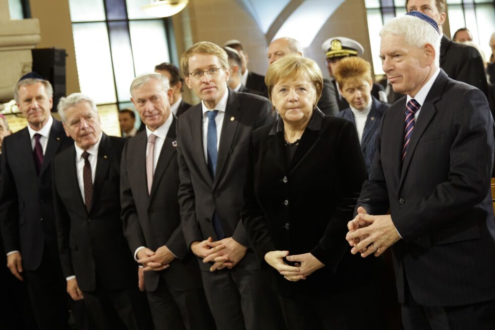 – Tyskland må handle konsekvent mot rasisme, fremmedfrykt, sosial utelukkelse, jødehat og antisemittisme, sa Merkel under markeringen av 80-årsdagen for Krystallnatten i Berlins største synagoge fredag.
 Foto: AP / NTB Scanpix