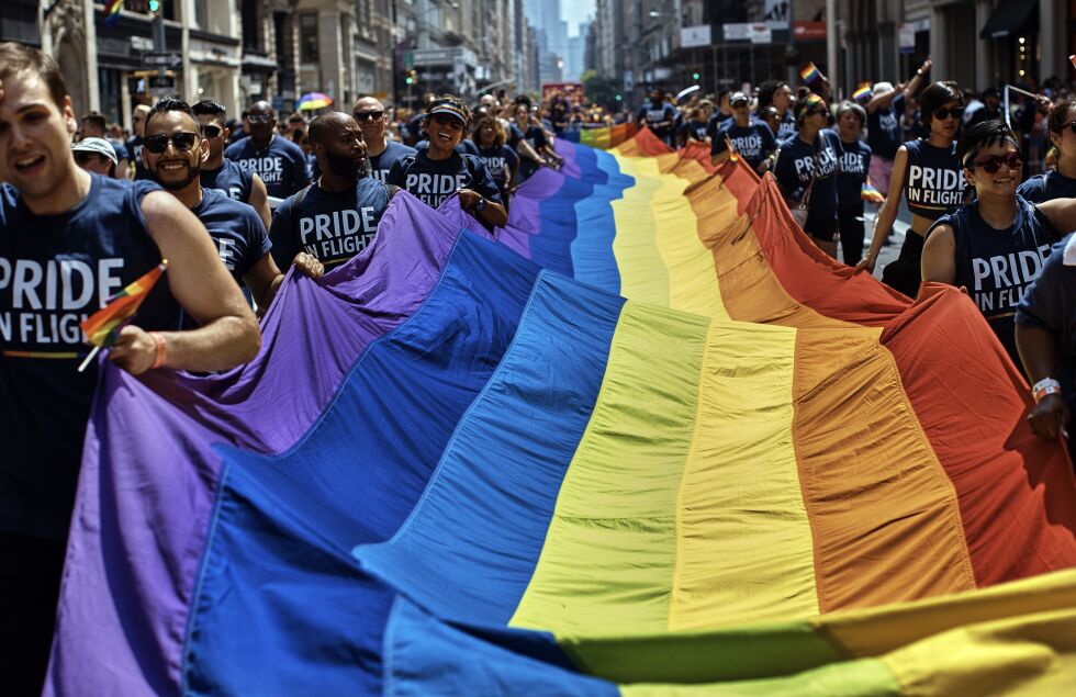 Regnbueflagg på Fifth Avenue under New York City Pride Parade i fjor. Arkivfoto: Andres Kudacki / AP / NTB scanpix