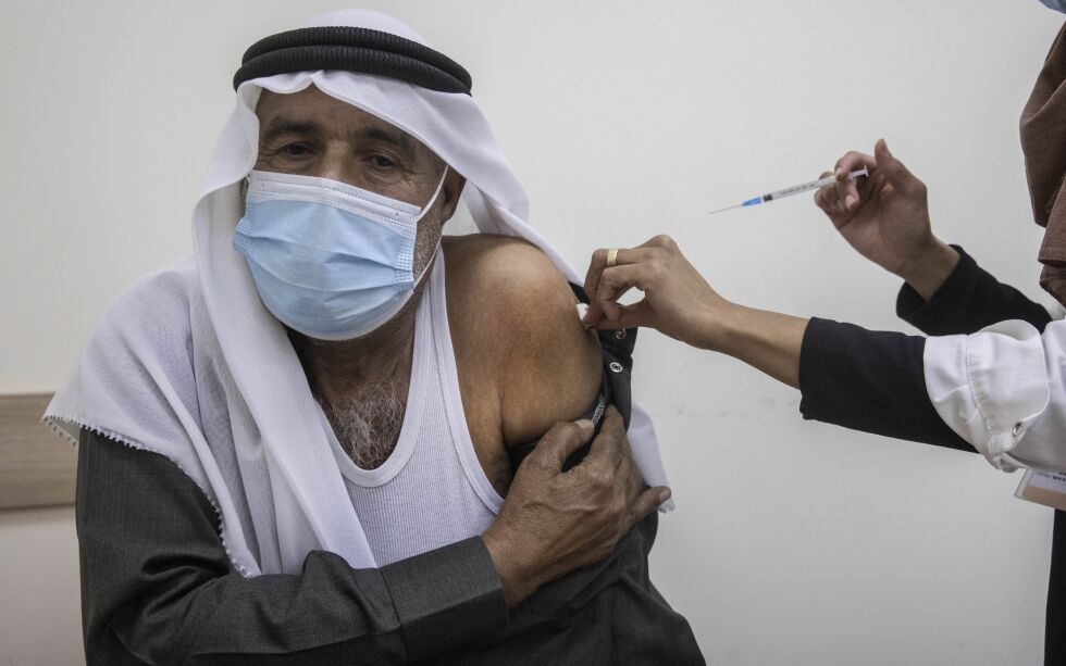 En beduin mottar en Pfizer-vaksine på et medisinsk senter i det beduinske lokalområdet i Segev Shalom i nærheten av byen Beersheba, i det sørlige Israel i desember 2020. Illustrasjonsbilde.
Foto: Tsafrir Abayov / NTB