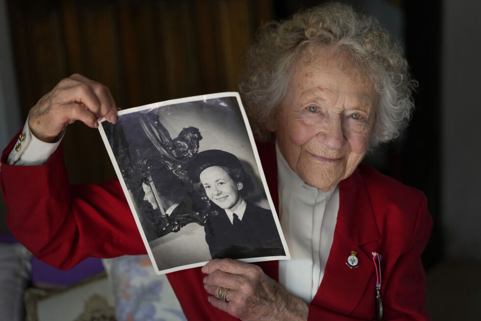 Dorothea Barron holder opp et bilde av seg selv i militæruniform under andre verdenskrig, 80 år etter.
 Foto: Kirsty Wigglesworth / AP / NTB