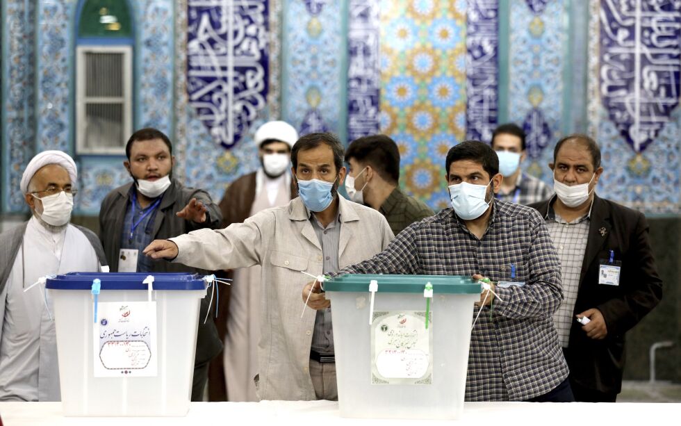 Valgarbeidere klargjør ett av stemmelokalene i Irans hovedstad Teheran.
 Foto: Ebrahim Noroozi / NTB