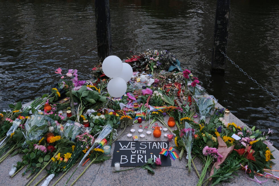 Blomster og ballonger ved en kanal i Amsterdam, Nederland, til minne for ofrene etter en bil kjørte inn i et Pride-tog i Berlin, Tyskland 27. juli.
 Foto: NTB-AP Photo
