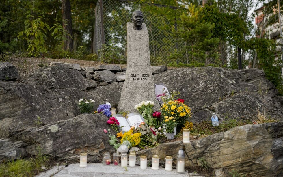 Befolkningen på Holmlia i Oslo tente lys og la ned blomster ved minnesmerket etter Benjamin Hermansen etter at statuen ble utsatt for hærverk.
 Foto: Fredrik Hagen / NTB