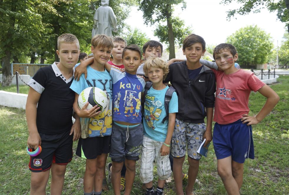 LEK: Når teamet ankom en landsby var det bare å finne frem fotballen så var leken med landsbybarna i full gang.
 Foto: Privat
