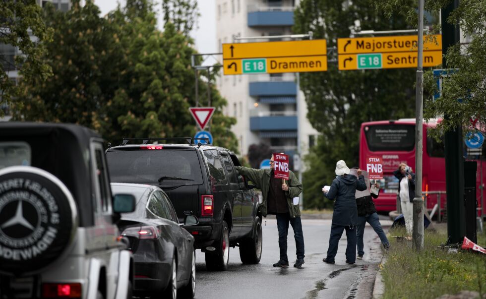 Bompenger: – Politikerne er ikke overrasket over at bilistene blir frustrerte. Det er nettopp det som er hensikten. Bilistene skal bli så frustrerte at de setter bilen i garasjen – for godt, skriver Trine Overå Hansen. Bilde av aksjon mot bompenger.
 Foto: NTB scanpix