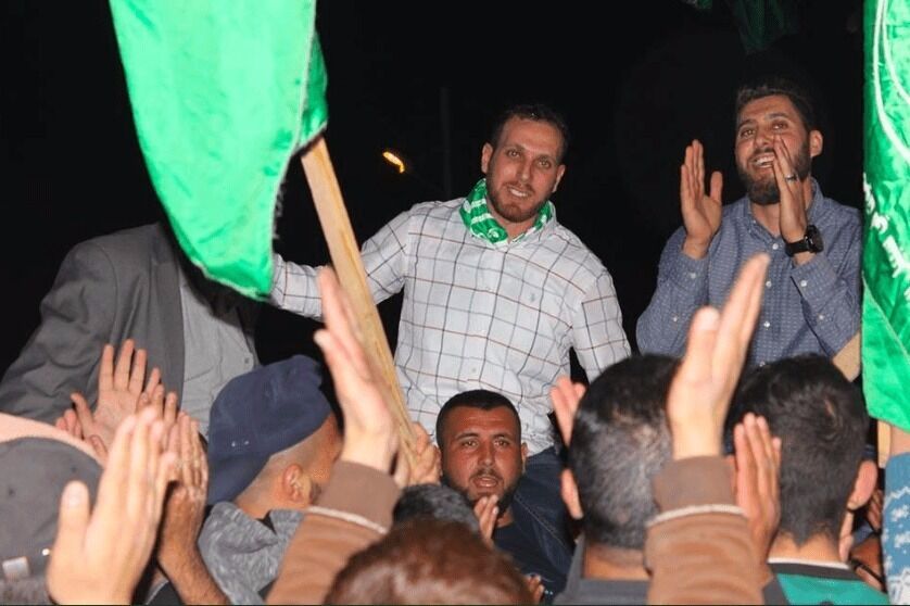 Asam (t.v.) og Salih Barghouti på en feiring i Kobar i april 2017, etter at førstnevnte hadde sluppet ut av israelsk fengsel etter å ha sonet i 11 år. De to brødrene skal ha stått bak to dødelige skyteangrep på Vestbredden.
 Foto: Twitter