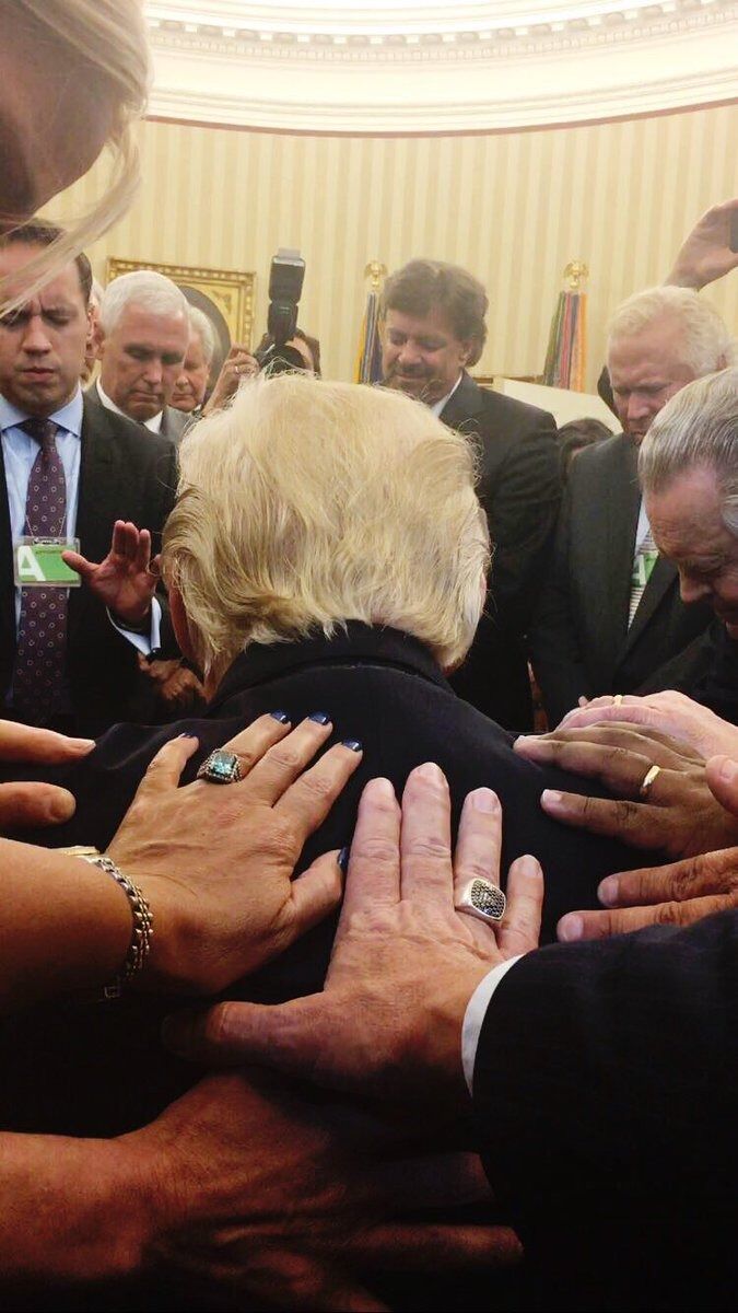 Bønn: Forrige uke var fremstående amerikanske kristenledere på et møte i Det hvite hus for å gi innspill til en kristen politikk. Det ble til et spontant bønnemøte sammen med Trump.
 Foto: Skjermdump