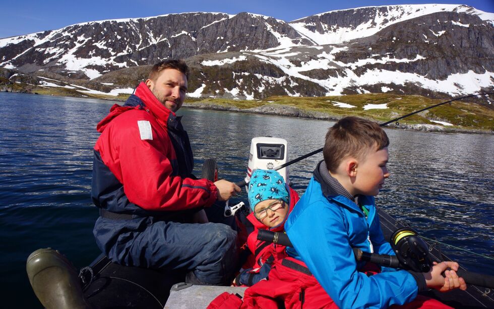 FISKER: Familien har hytte i flott natur, og alle liker å fiske, forteller Truls Olufsen-Mehus.
 Foto: Privat