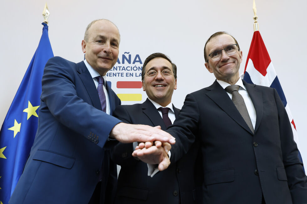 Utenriksministrene Micheál Martin (t.v.), José Manuel Albares og Espen Barth Eide (t.h.) fra henholdsvis Irland, Spania og Norge i Brussel mandag. Der hadde de holdt en felles pressekonferanse om Gaza-krigen og situasjonen i Midtøsten.
 Foto: Geert Vanden Wijngaert / AP / NTB