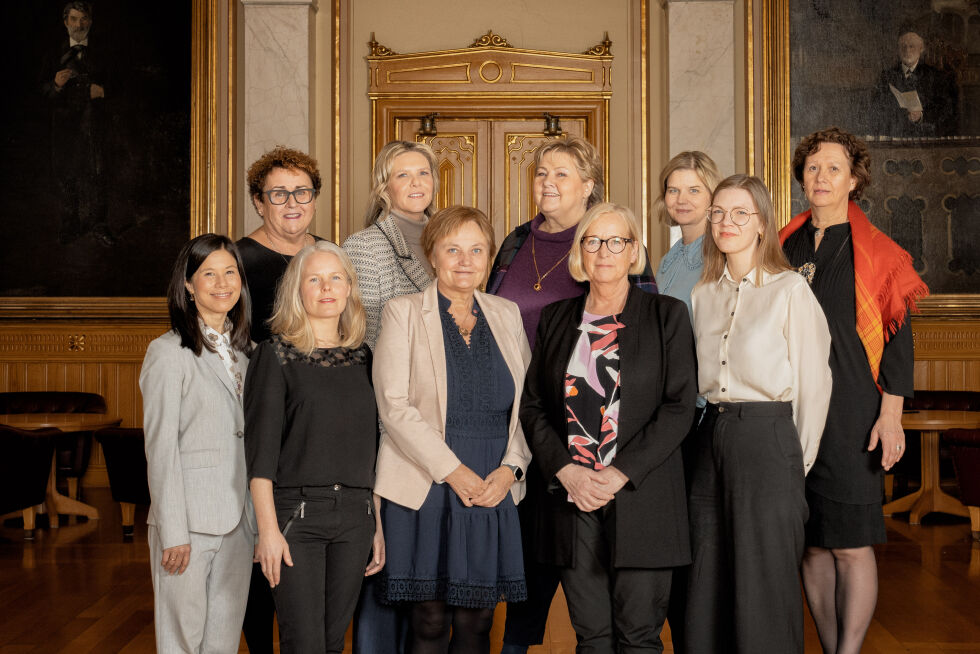 For første gang er alle partienes stortingsgrupper ledet av kvinner. I anledning kvinnedagen 8. mars er det tatt et nytt, offisielt bilde av de ti kvinnene.
 Foto: Peter Mydske / Stortinget / NTB