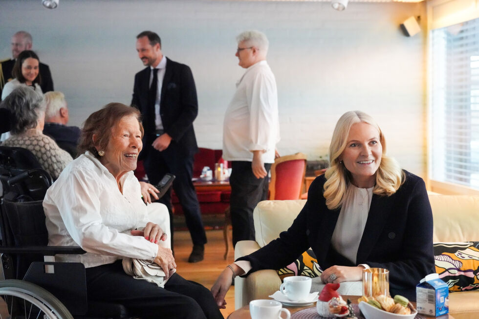 Kronprinsesse Mette-Marit slår av en prat med en eldre kvinne ved Risenga bo- og omsorgssenter. Kaffe ble det også.
 Foto: Ole Berg-Rusten / NTB / POOL