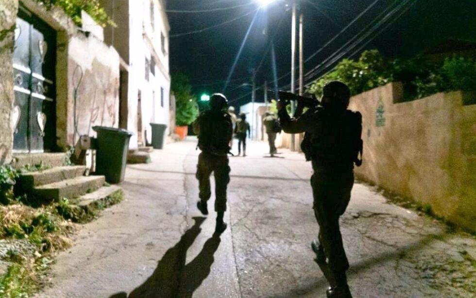 Israelske sikkerhetsstyrker har tatt hånd om de to arabiske terroristene som drepte tre menn og skadet tre andre i et angrep med kniver og øks.
 Foto: IDF