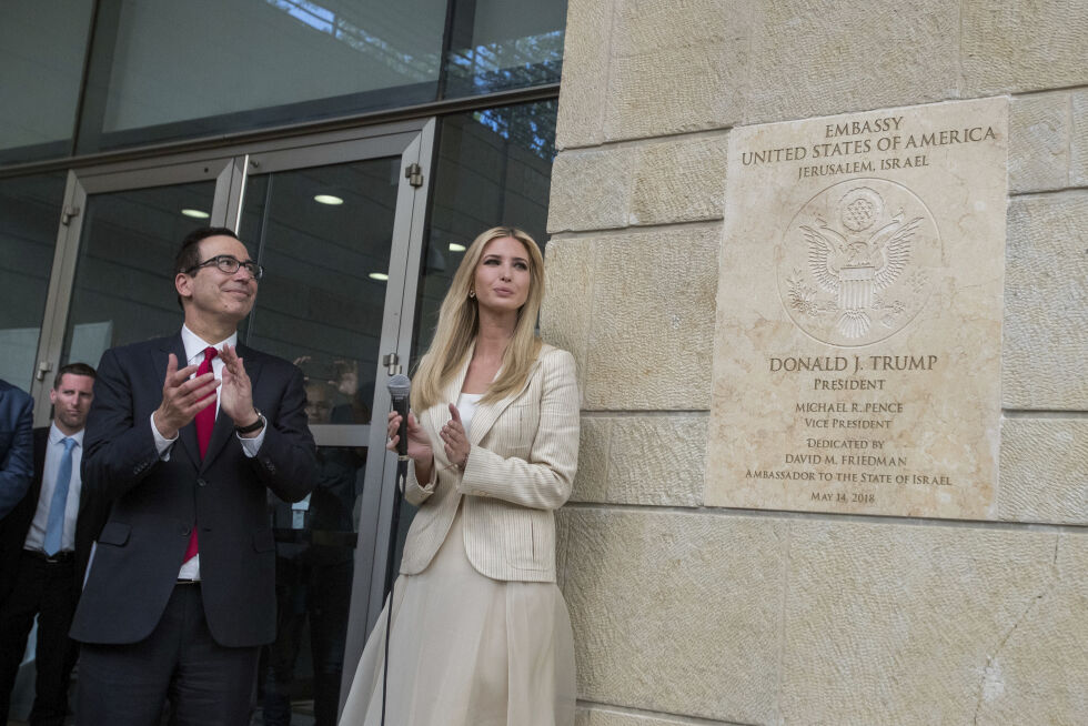 USAs president Donald Trumps datter Ivanka, til høyre, og USAs finansminister Steve Mnuchin da den amerikanske ambassaden i Jerusalem ble åpnet mandag 14. mai 2018.
 Foto: NTB/Flash90 Photo/Yonatan Sindel via AP