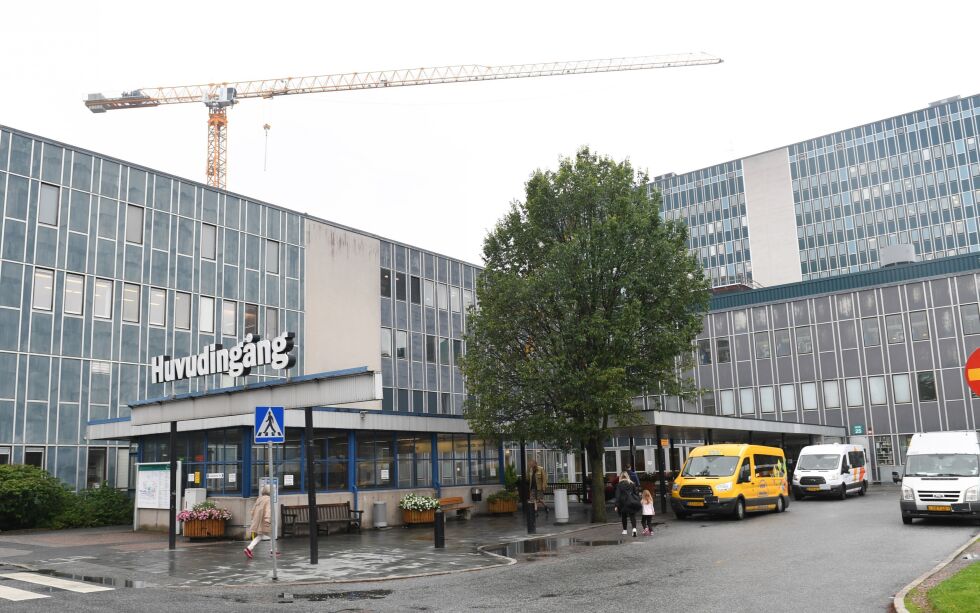 Det er akutt mangel på sengeplasser i helsevesenet i Stockholm. Her representert ved Danderyds sykehus.
 Foto: Fredrik Sandberg / TT / NTB