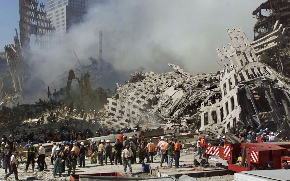 Redningsarbeidere leter etter overlevende etter terrorangrepet i New York 11. september 2001.
 Foto: Beth A. Keiser / NTB